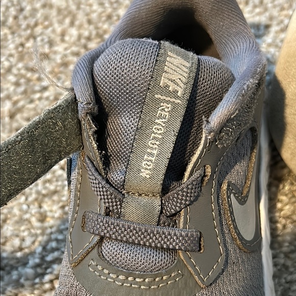 Nike Gray and White Sneakers with Velcro Closure - Picture 8 of 11